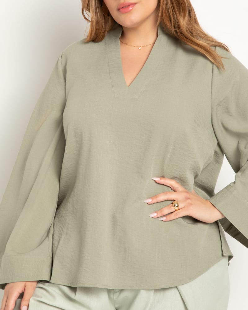 Side of a model wearing a size 18 Wide Sleeve Textured Top in Roseda by ELOQUII. | dia_product_style_image_id:295370